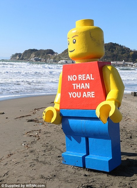 Гигантская игрушка Lego появилась на пляже в Японии (фото). Изображение 2