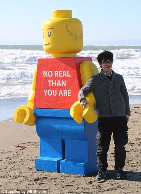 Гигантская игрушка Lego появилась на пляже в Японии (фото). Изображение 1