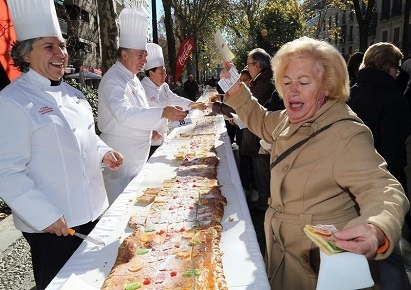 Члены религиозного братства в Испании испекли пирог длиной 101 метр. Изображение 2