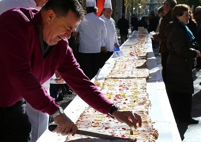 Члены религиозного братства в Испании испекли пирог длиной 101 метр. Изображение 1