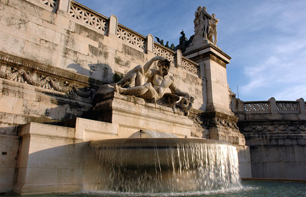 В Риме туристов оштрафовали на 450 евро за мытье ног в фонтане