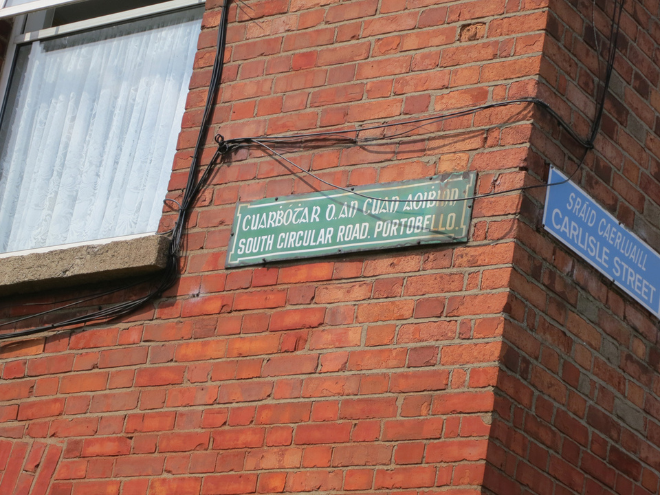 Все вывески с названиями улиц в Дублине продублированы на ирландском гэльском языке. Дублин: город-гот. Изображение 26