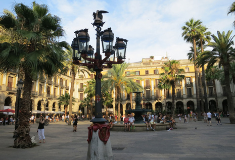 Фонарь Гауди. Барселона, Испания. От безумия до величия: можно ли увидеть Испанию за 10 дней. Изображение 106