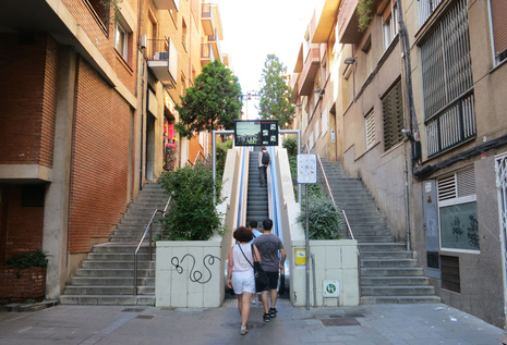 Путь к парку Гуэля в Барселоне. Эскалаторы . От безумия до величия: можно ли увидеть Испанию за 10 дней. Изображение 131