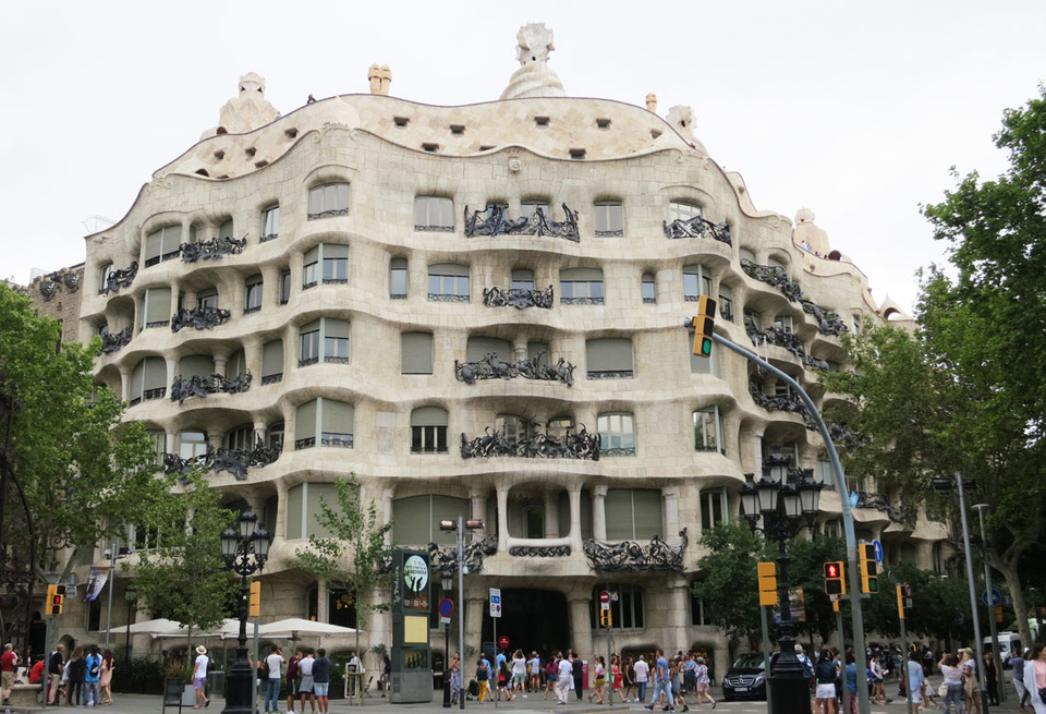 Дом Мила в Барселоне. Архитектура Гауди. От безумия до величия: можно ли увидеть Испанию за 10 дней. Изображение 120