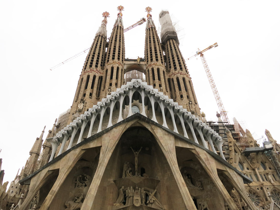 Собор Святого Семейства (Саграда Фамилья) в Барселоне. Архитектура Гауди. . От безумия до величия: можно ли увидеть Испанию за 10 дней. Изображение 121