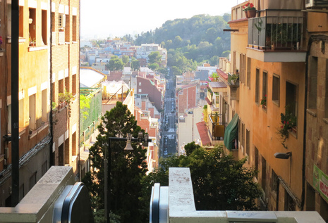 Путь к парку Гуэля в Барселоне. Эскалаторы . От безумия до величия: можно ли увидеть Испанию за 10 дней. Изображение 132