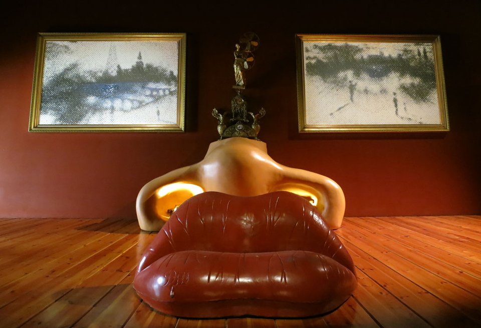 Лицо Мэй Уэст, использованное в качестве сюрреалистической комнаты. Театр-музей Сальвадора Дали в Фигерасе. От безумия до величия: можно ли увидеть Испанию за 10 дней. Изображение 162