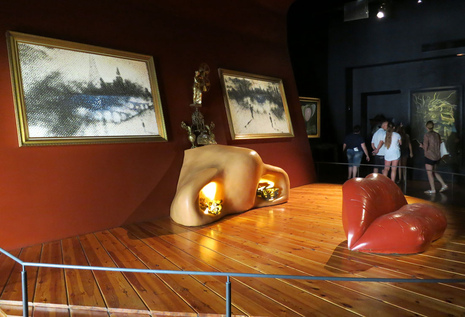 Лицо Мэй Уэст, использованное в качестве сюрреалистической комнаты. Театр-музей Сальвадора Дали в Фигерасе. От безумия до величия: можно ли увидеть Испанию за 10 дней. Изображение 163