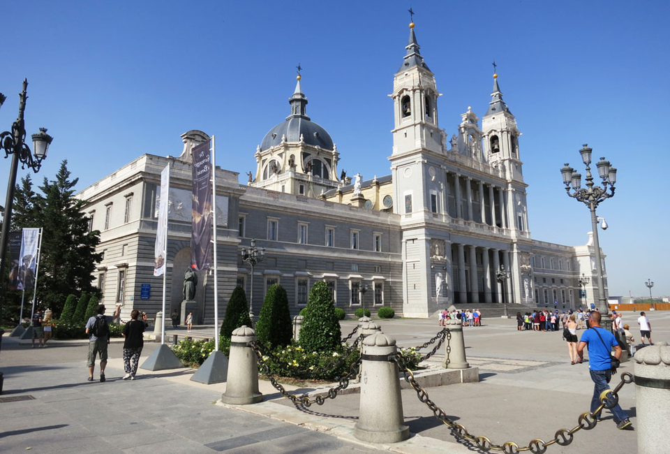 Собор Альмудена в Мадриде. От безумия до величия: можно ли увидеть Испанию за 10 дней. Изображение 2
