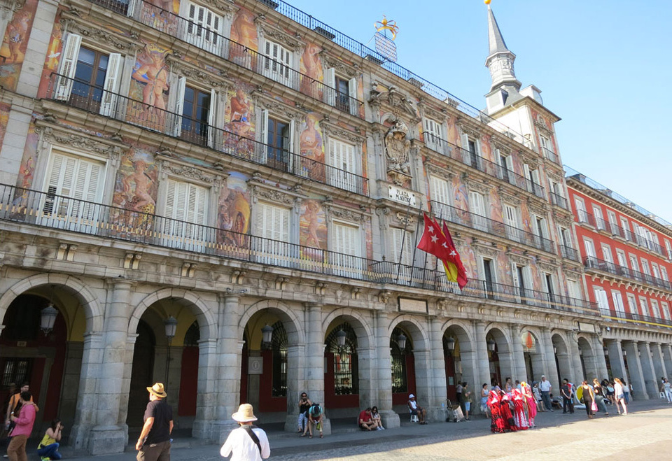 Площадь Пласа Майор в Мадриде. От безумия до величия: можно ли увидеть Испанию за 10 дней. Изображение 14
