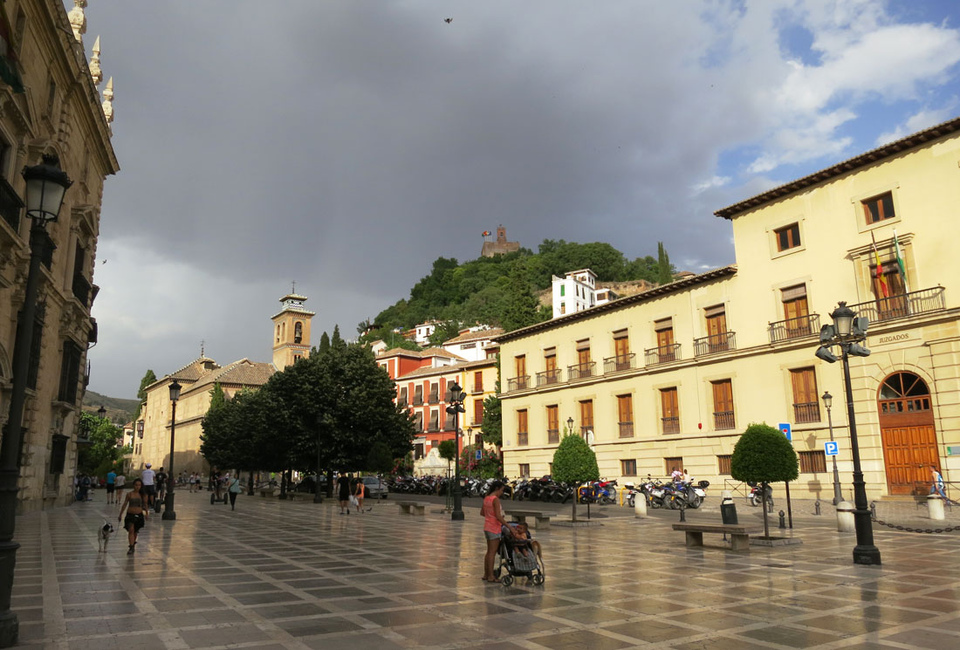 Площадь Пласа Нуэва в Гранаде. От безумия до величия: можно ли увидеть Испанию за 10 дней. Изображение 41