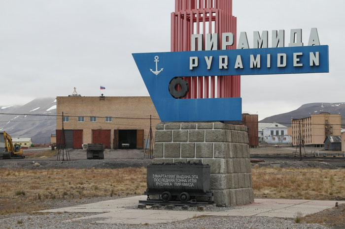 Этот шахтерский поселок, принадлежавший с 1927 года Советскому Союзу, был законсервирован в 1998 году.. 10 самых впечатляющих городов-призраков и современных руин. Изображение 7.1