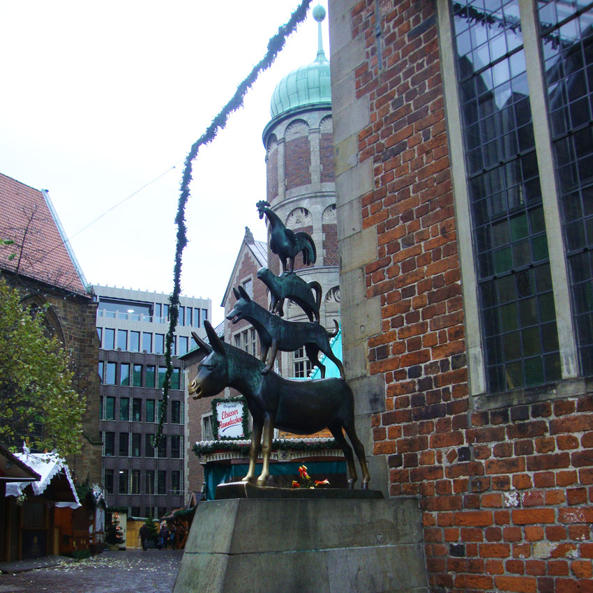 Памятник бременским музыкантам в Бремене. 10 must-see Бремена помимо памятника тем самым музыкантам. Изображение 2