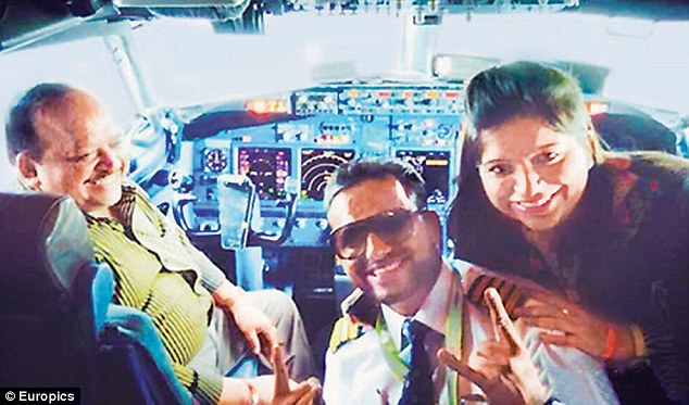 Пилот индийской авиакомпании может потерять работу из-за пристрастия к селфи со звездами. Изображение 1