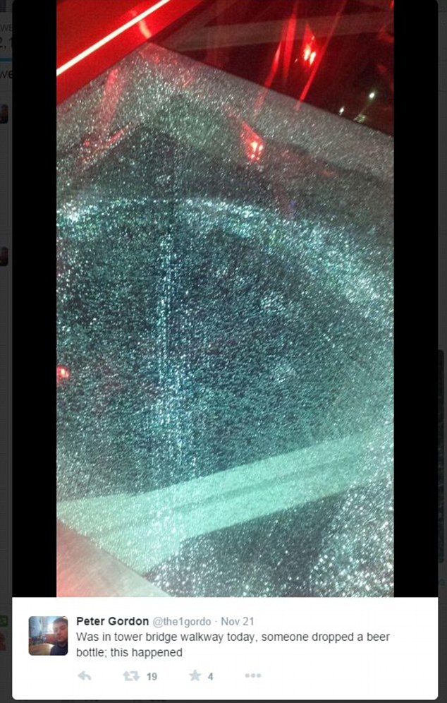 Посетитель разбил стеклянный пол на Тауэрском мосту, уронив бутылку пива (фото). Изображение 1
