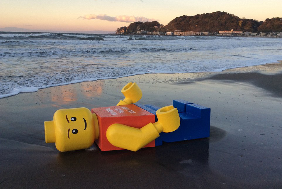 Гигантская игрушка Lego появилась на пляже в Японии (фото). Изображение 1.1