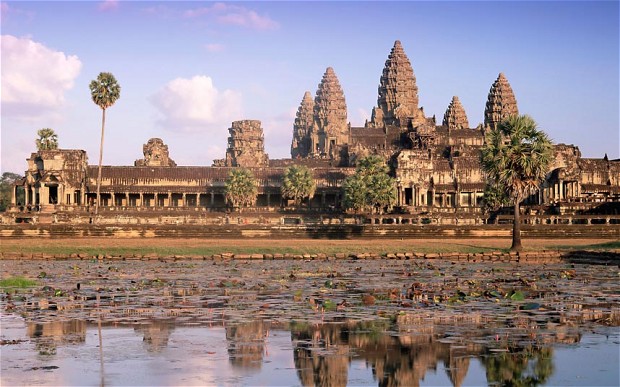 Новозеландская туристка разбила статую Будды в одном из храмов комплекса Ангкор Ват в Камбодже. Изображение 1