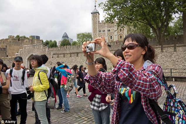 Китайские туристы. Названия достопримечательностей Великобритании продублируют на китайском языке. Изображение 1