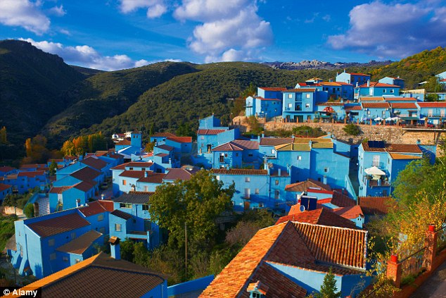 В испанской деревне, выкрашенной в синий цвет в 2011 году, создадут парк Смурфиков. Изображение 1