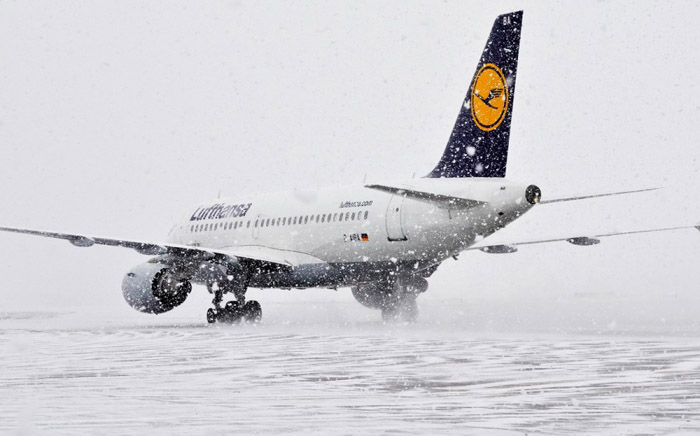 В аэропортах Москвы из-за снегопада задерживаются более 120 рейсов. Изображение 1