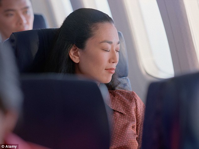 Австралийцы любят выпить на борту самолета, англичане — поболтать, а китайцы — поспать. Изображение 1