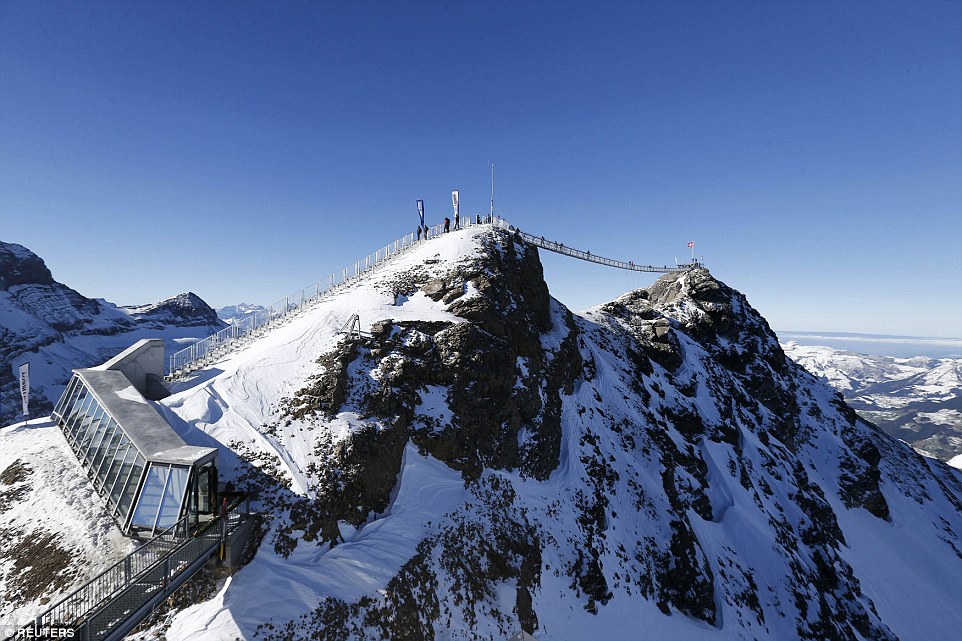В Швейцарии открылся первый в мире подвесной мост, соединяющий две горные вершины. Изображение 1.1