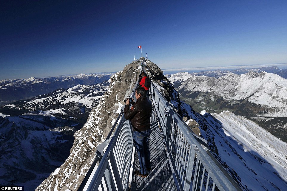 В Швейцарии открылся первый в мире подвесной мост, соединяющий две горные вершины. Изображение 1.2