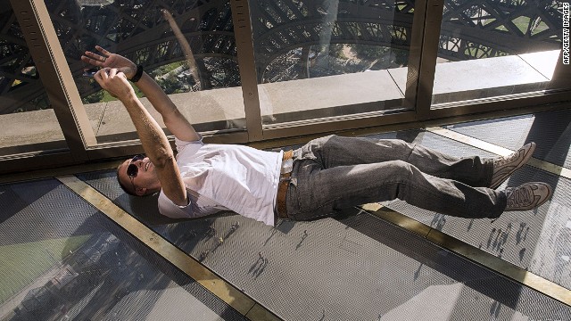 Фото дня: Как выглядит этаж со стеклянным полом на Эйфелевой башне. Изображение 1.3