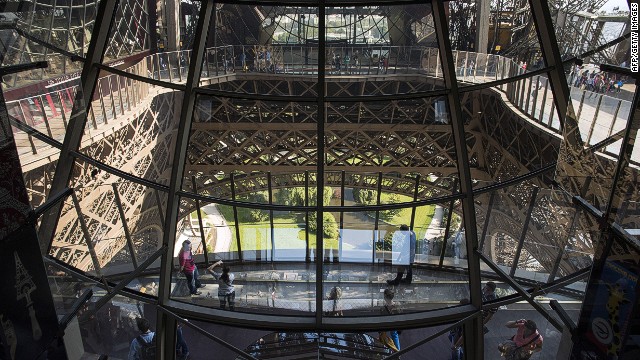 Фото дня: Как выглядит этаж со стеклянным полом на Эйфелевой башне. Изображение 1.2