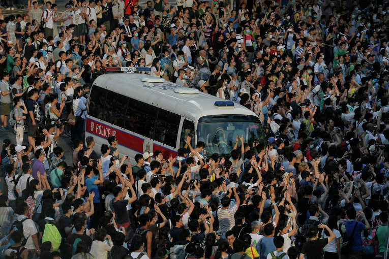 Власти Гонконга призывают туристов избегать посещения четырех районов из-за беспорядков. Изображение 1.2