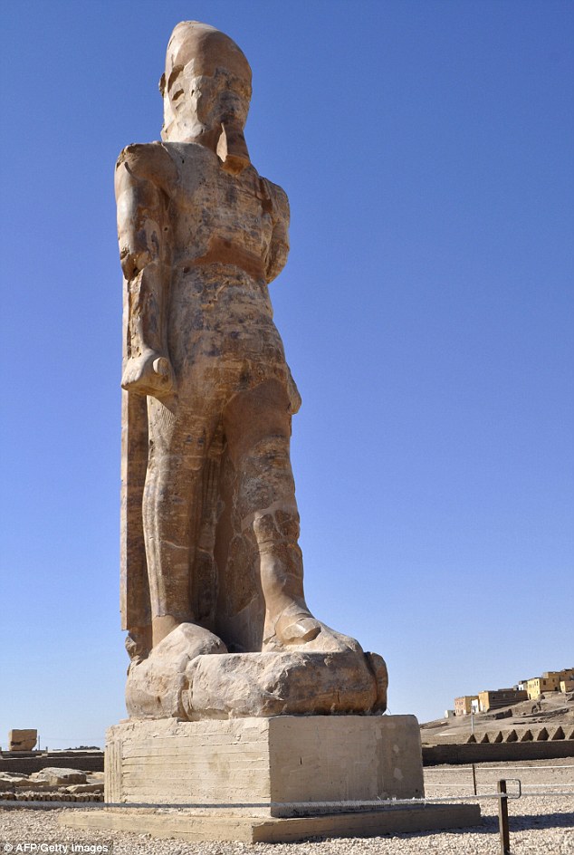 В Луксоре водружена на пьедестал восстановленная статуя фараона Аменхотепа. В Каирском музее после реставрации открылась галерея Тутанхамона, в Луксоре – древняя статуя. Изображение 2