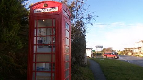 В деревушке Крафтол в графстве Корнуолл красную телефонную будку  переделали в туристско-информационный центр. Красные телефонные будки в Англии переделывают в информационные центры для туристов. Изображение 1