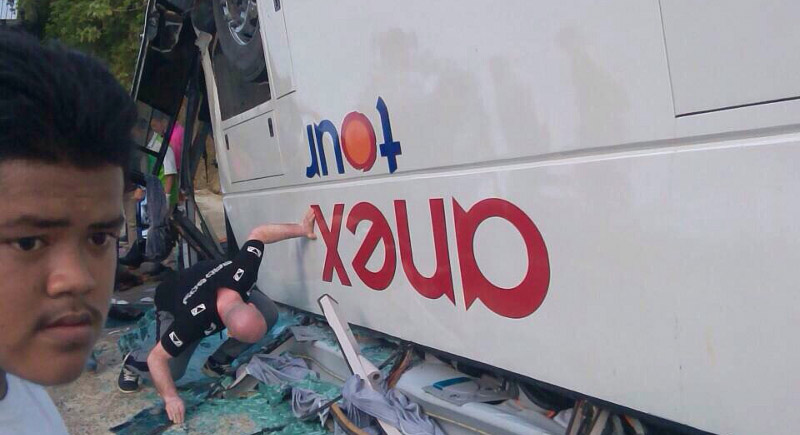 В Таиланде туристический автобус столкнулся с легковушкой и упал с холма, пострадали 27 россиян (фото). Изображение 1.4