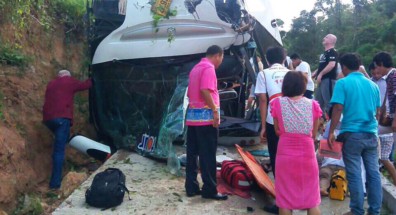 В Таиланде туристический автобус столкнулся с легковушкой и упал с холма, пострадали 27 россиян (фото). Изображение 1.2