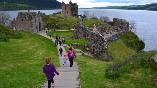 Эдинбургский замок летом 2014 года посетило рекордное количество туристов. Изображение 1