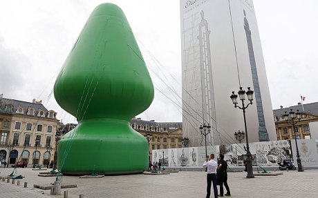 В центре Парижа установили арт-инсталляцию, похожую на секс-игрушку. Изображение 1
