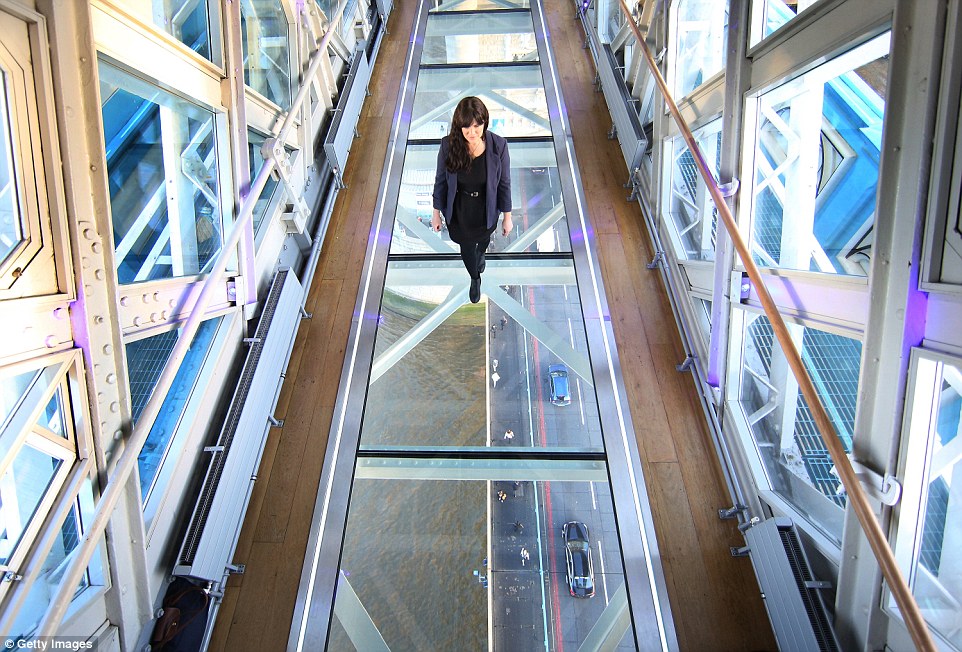 На Тауэрском мосту открылась галерея со стеклянным полом (фото). Изображение 1.1