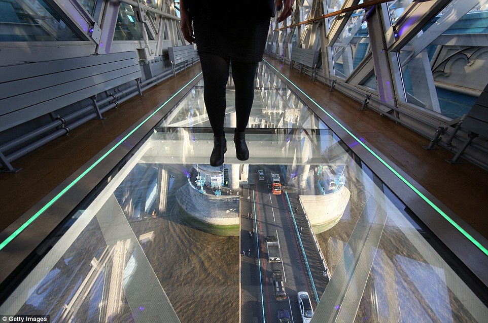 На Тауэрском мосту открылась галерея со стеклянным полом (фото). Изображение 1.2