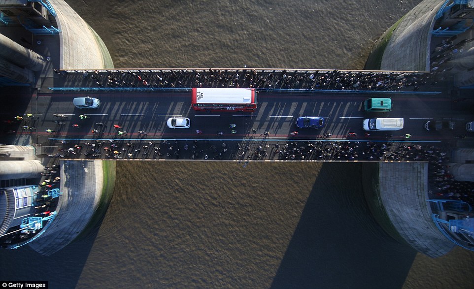 На Тауэрском мосту открылась галерея со стеклянным полом (фото). Изображение 1.4
