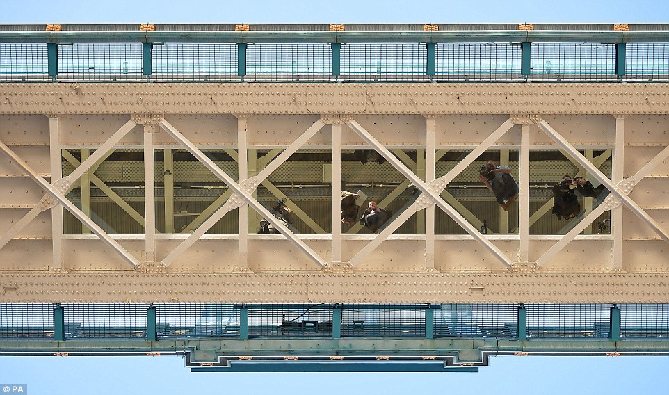 На Тауэрском мосту открылась галерея со стеклянным полом (фото). Изображение 1.8
