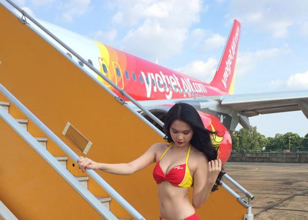 Вьетнамскую авиакомпанию раскритиковали за рекламу с полуобнаженными стюардессами. Изображение 1.2