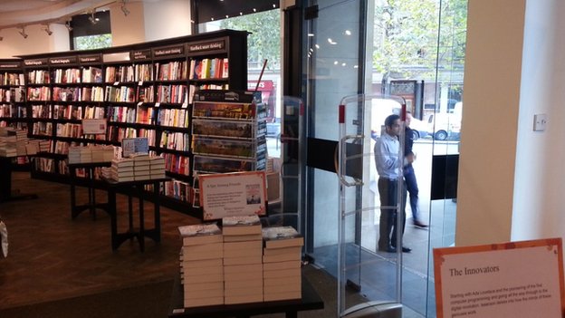 Американского туриста, случайно закрытого в книжном магазине в Лондоне, «спасли» благодаря «Твиттеру». Изображение 1