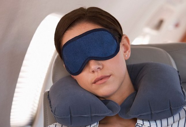 Авиапассажир спит в самолете. Частые авиаперелеты наносят организму человека серьезный вред – ученые. Изображение 1