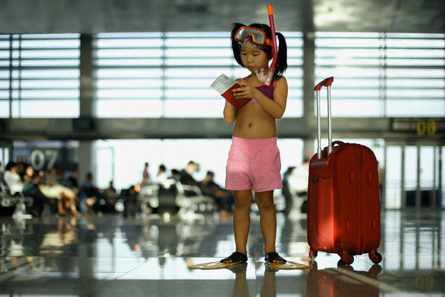 Загранпаспорт для ребенка, ребенок с загранпаспортом в аэропорту. В Москве дети до 14 лет будут получать загранпаспорт за один день. Изображение 1