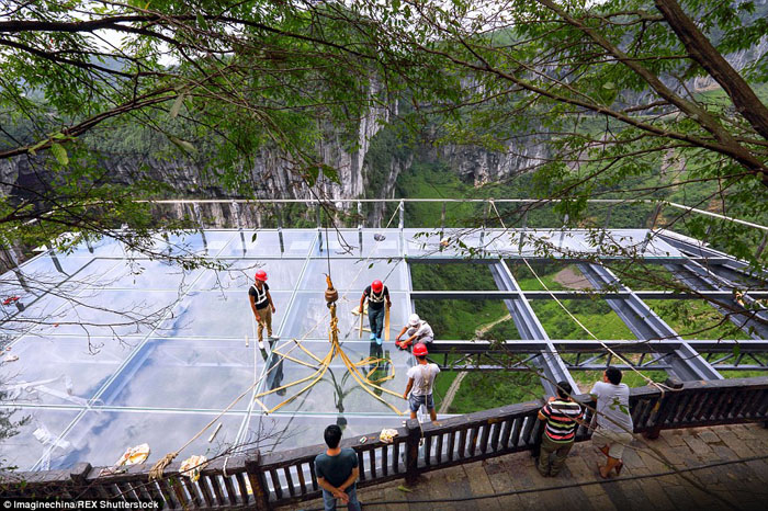 Национальный парк в Улуне, Китай. В Китае на высоте 250 метров откроется смотровая площадка с прозрачным полом. Изображение 1.3