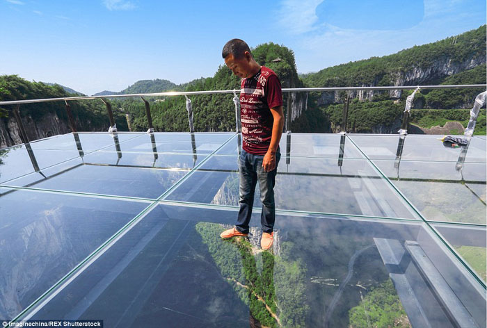Национальный парк в Улуне, Китай. В Китае на высоте 250 метров откроется смотровая площадка с прозрачным полом. Изображение 1.1