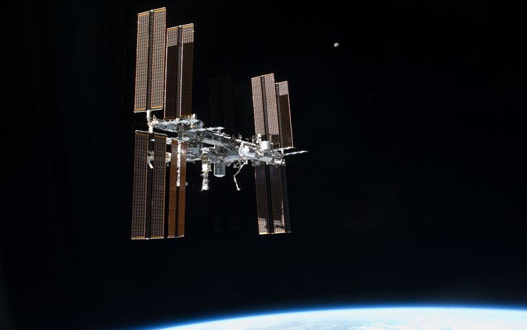 МКС. Роскосмос хочет продать туристам место космонавта на МКС. Изображение 1