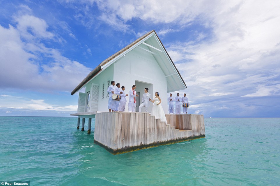 Свадьба на Мальдивах фото. На Мальдивах открылась «часовня на воде» для свадебных церемоний. Изображение 1