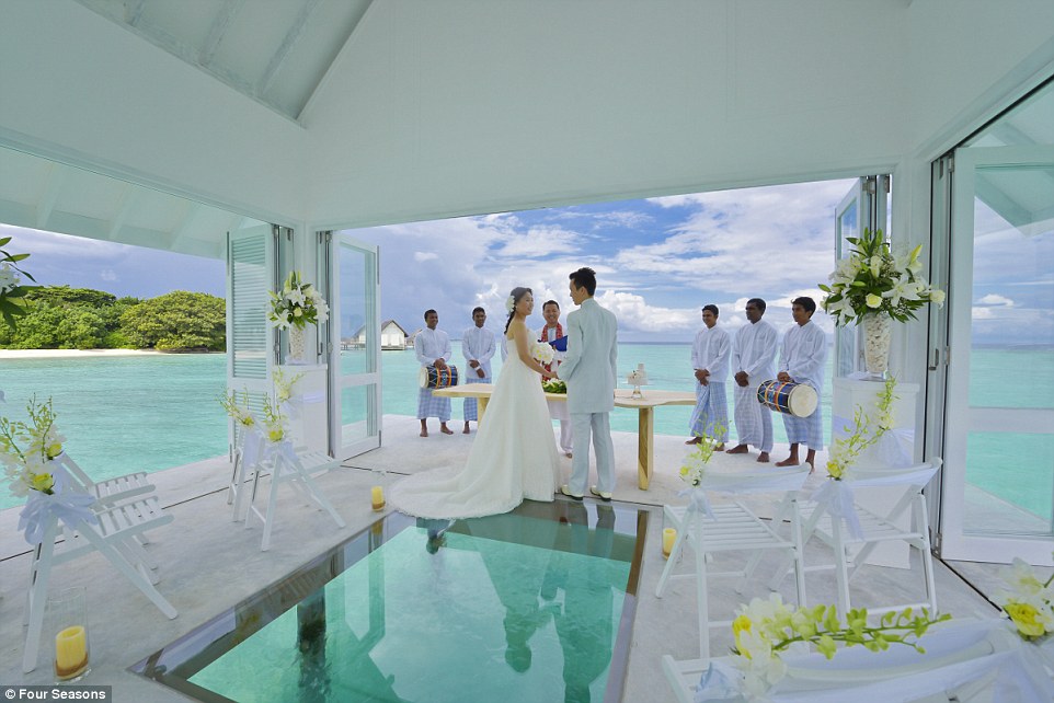 Свадьба на Мальдивах фото. На Мальдивах открылась «часовня на воде» для свадебных церемоний. Изображение 1.2